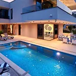 Lucy - 1 Lemon -outdoor Pool , 2 Cherry-indoor Pool And 3 Plum-outdoor Pool Marina (Bossoglina)