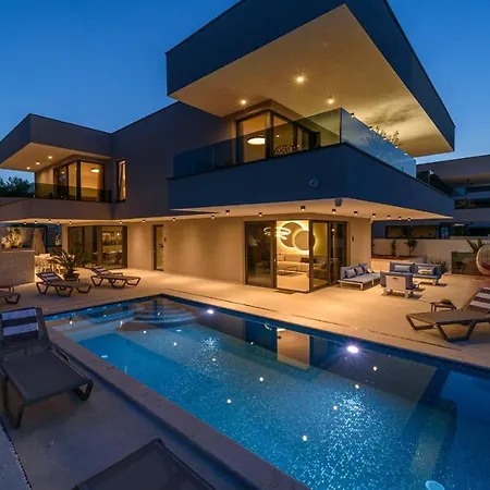 Lucy - 1 Lemon -outdoor Pool , 2 Cherry-indoor Pool&3 Plum-outdoor Pool