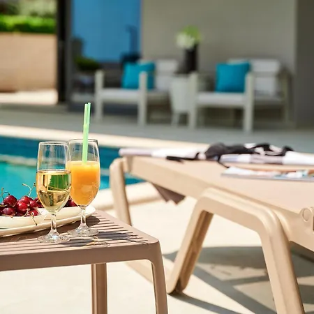 Lucy - 1 Lemon -outdoor Pool , 2 Cherry-indoor Pool And 3 Plum-outdoor Pool Marina