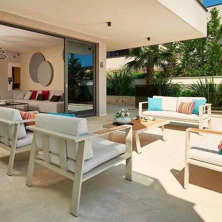 Villa Lucy - 1 Lemon -outdoor Pool , 2 Cherry-indoor Pool&3 Plum-outdoor Pool
