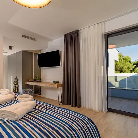 Villa Lucy - 1 Lemon -outdoor Pool , 2 Cherry-indoor Pool&3 Plum-outdoor Pool Marina