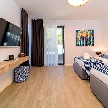 Villa Lucy - 1 Lemon -outdoor Pool , 2 Cherry-indoor Pool&3 Plum-outdoor Pool Marina