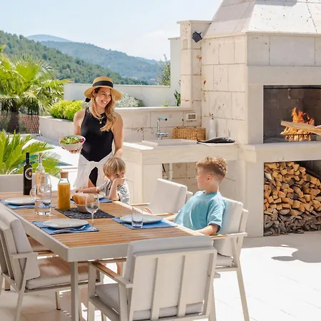 Villa Lucy - 1 Lemon -outdoor Pool , 2 Cherry-indoor Pool&3 Plum-outdoor Pool