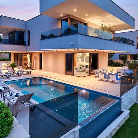 Villa Lucy - 1 Lemon -outdoor Pool , 2 Cherry-indoor Pool&3 Plum-outdoor Pool Marina